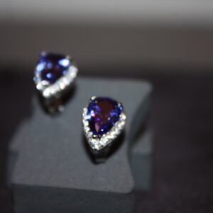 Midnight Teardrops – Droppformade örhängen i silver med safirblå stenar – 3,72g