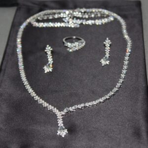 Lyxigt Smyckeset i Silver – Halsband, Armband, Örhängen & Ring med Klara Glittrande Stenar