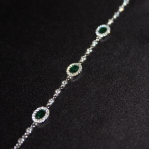 Emerald Grace – Lyxigt Armband i Äkta Silver med Gröna Naturliga Stenar