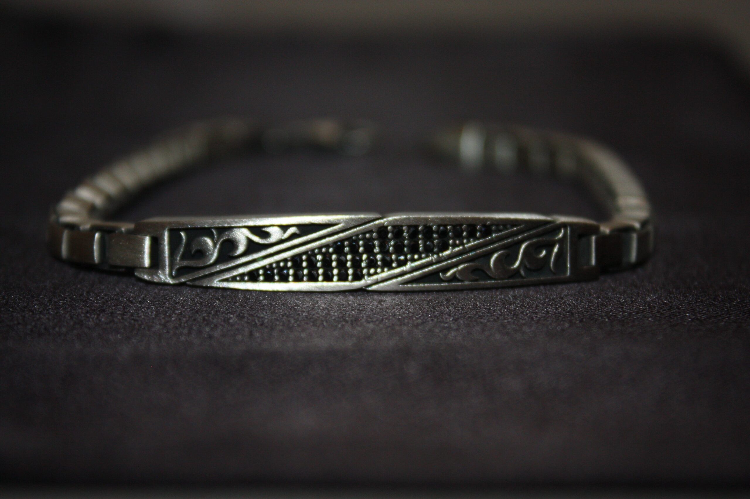 Obsidian Edge – Maskulint Armband i Oxiderat Silver (22,8g)