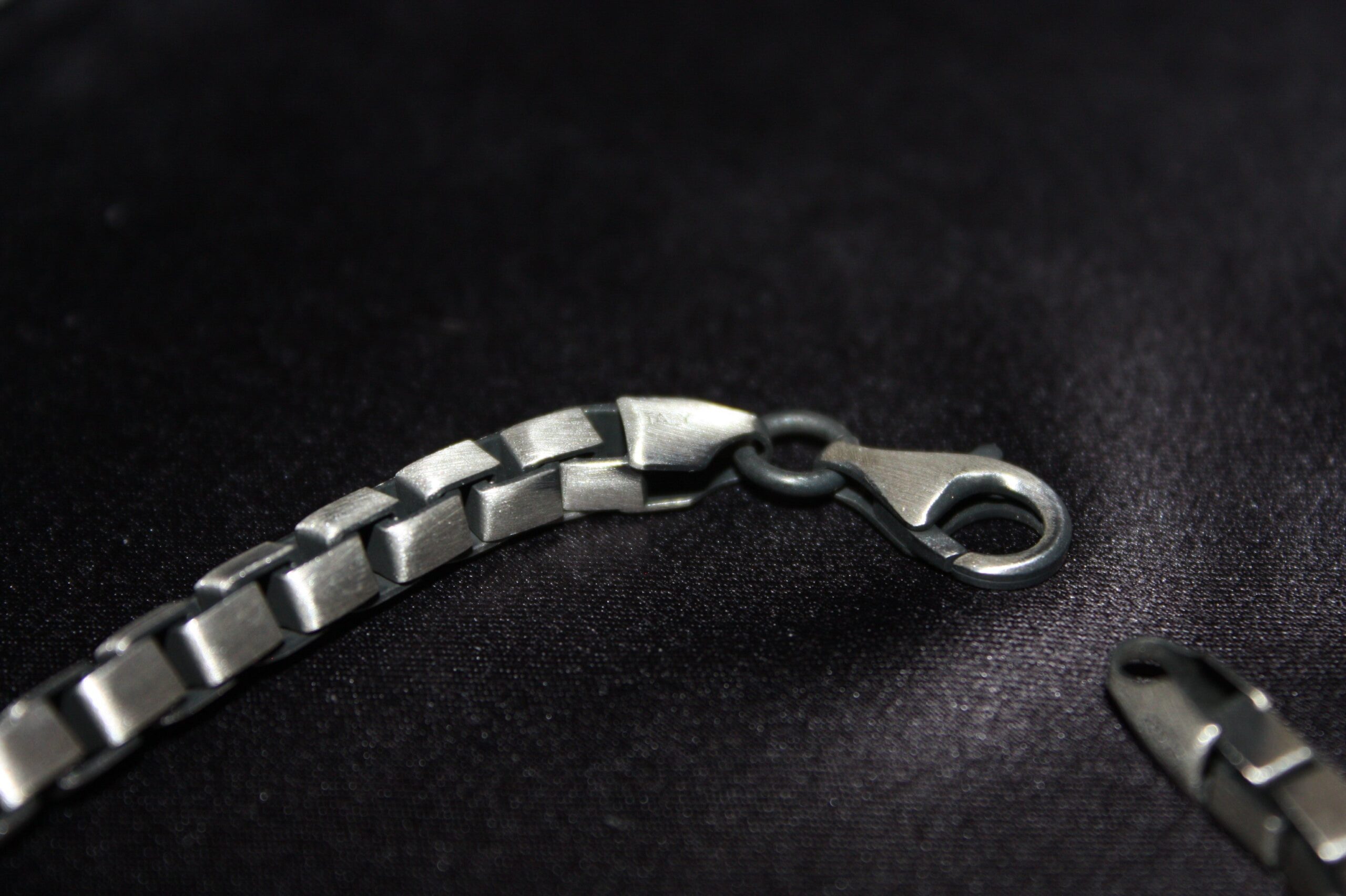 Obsidian Edge – Maskulint Armband i Oxiderat Silver (22,8g) - Bild 4