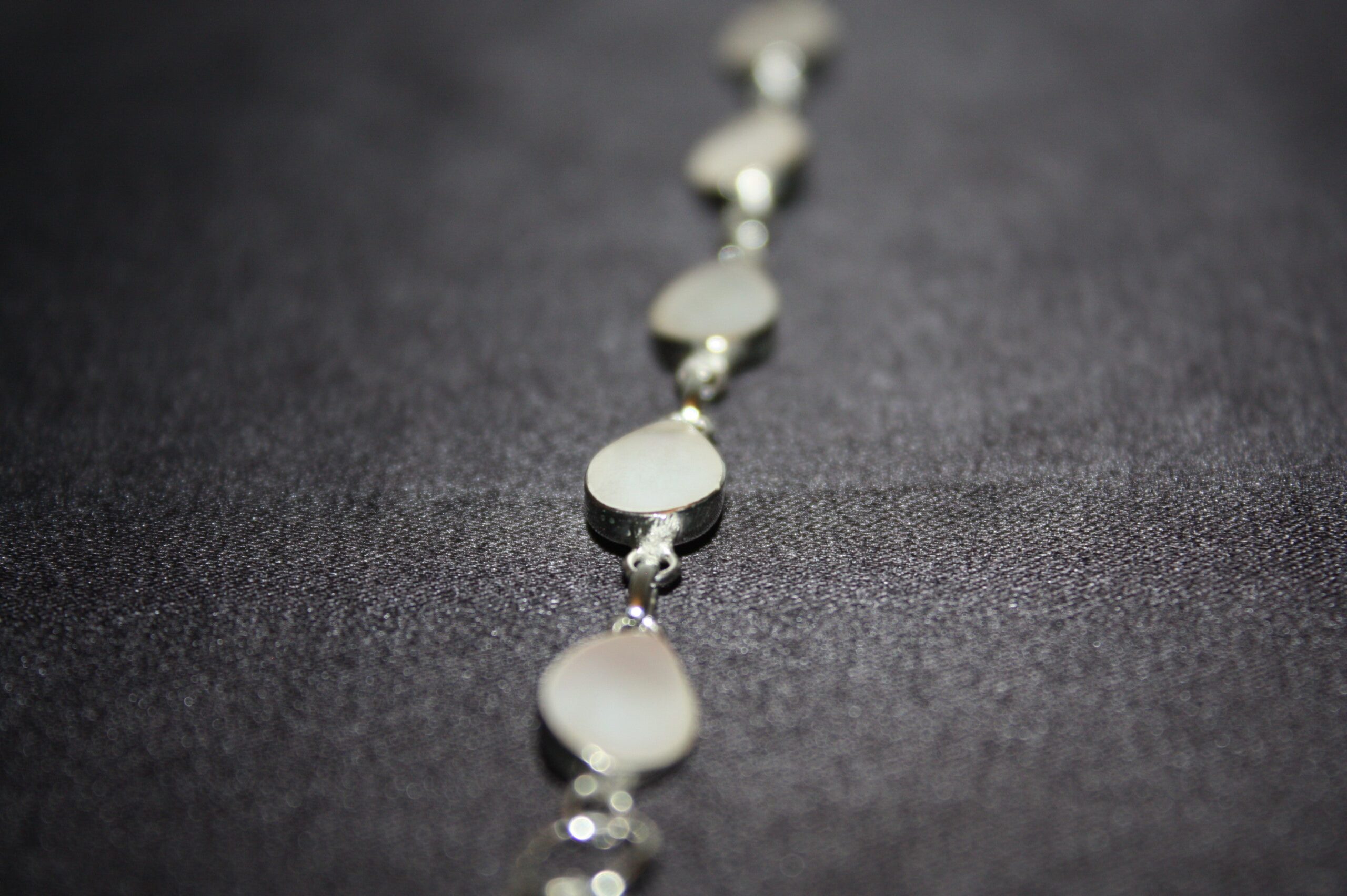 Moonlight Teardrops – Armband i Äkta Silver med Pärlemor