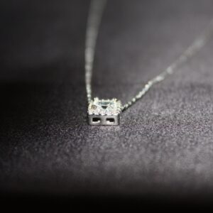 Royal Radiance - Halsband i Silver med Fyrkantig Prinsesslipad Sten