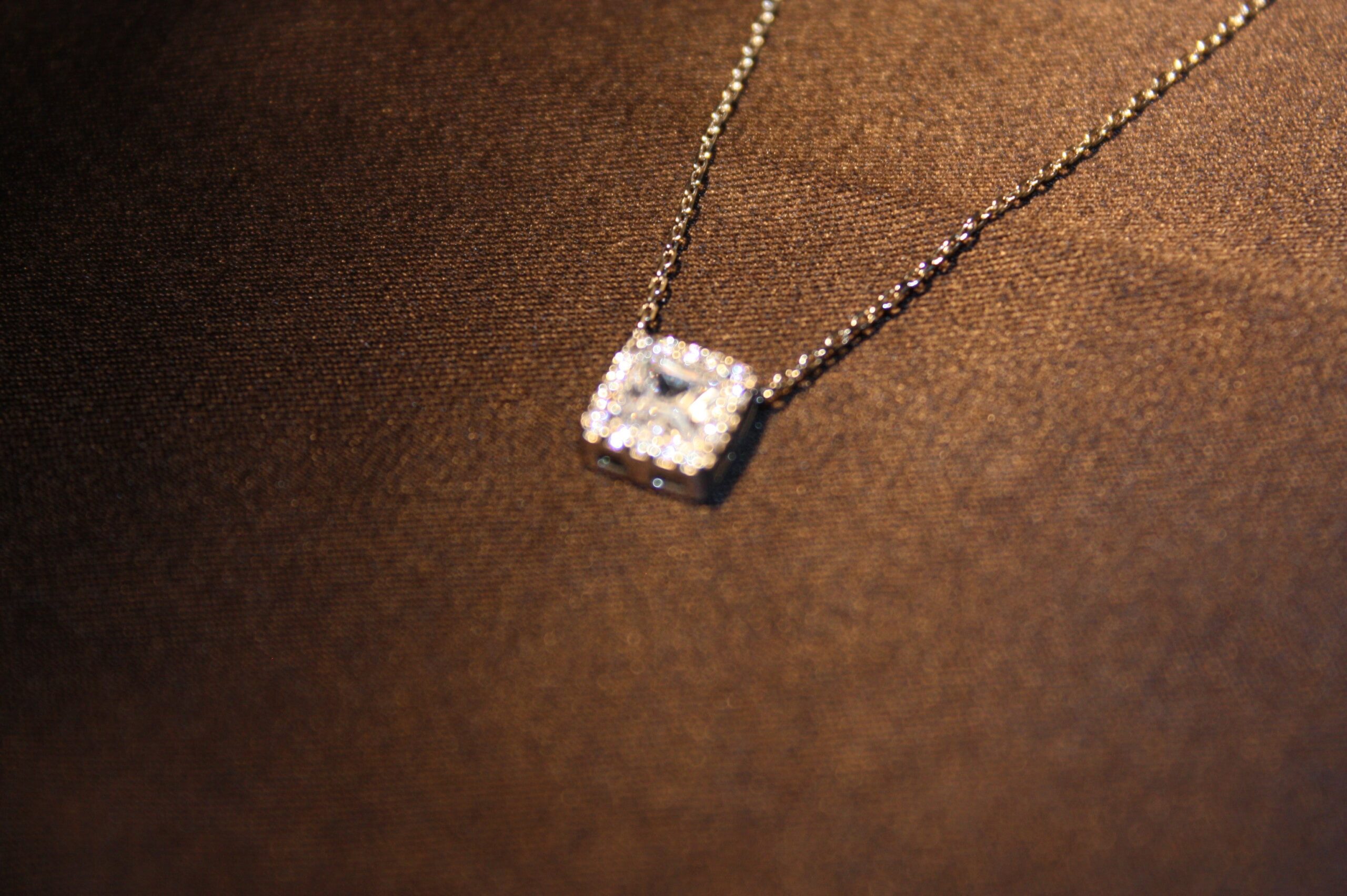 Royal Radiance - Halsband i Silver med Fyrkantig Prinsesslipad Sten - Bild 4