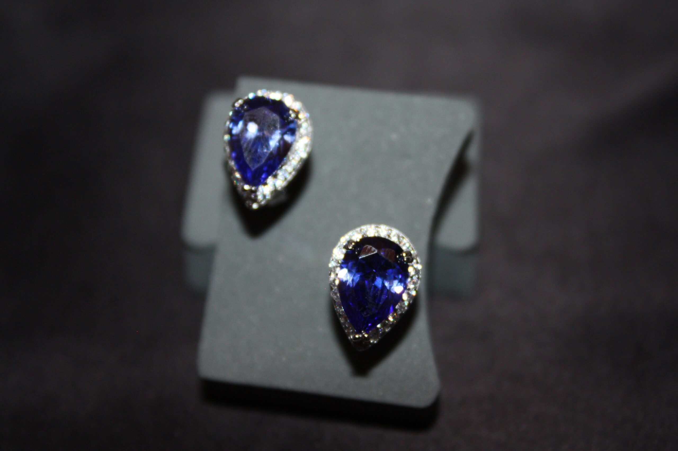 Midnight Teardrops – Droppformade örhängen i silver med safirblå stenar – 3,72g - Bild 2