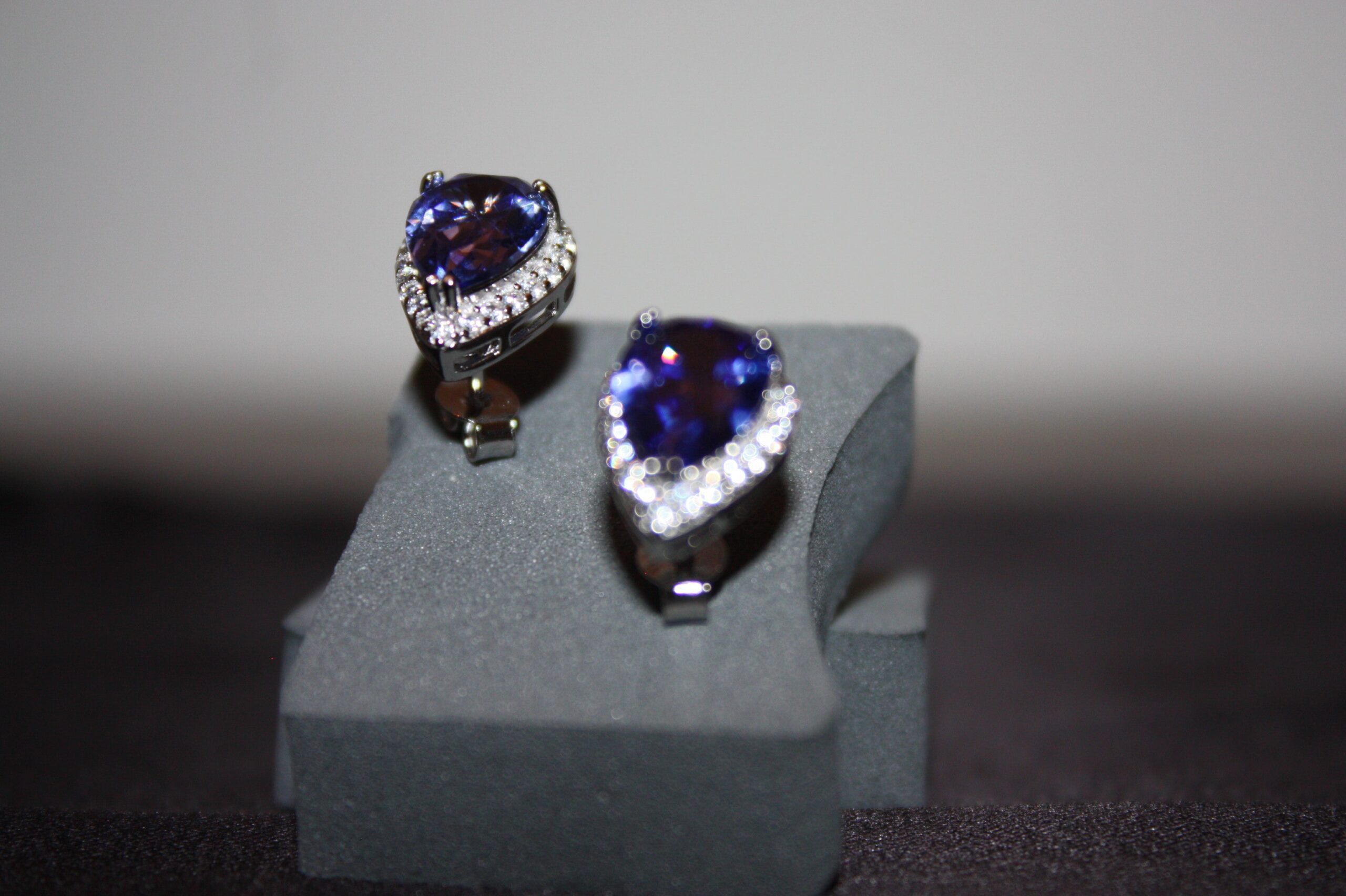 Midnight Teardrops – Droppformade örhängen i silver med safirblå stenar – 3,72g - Bild 6