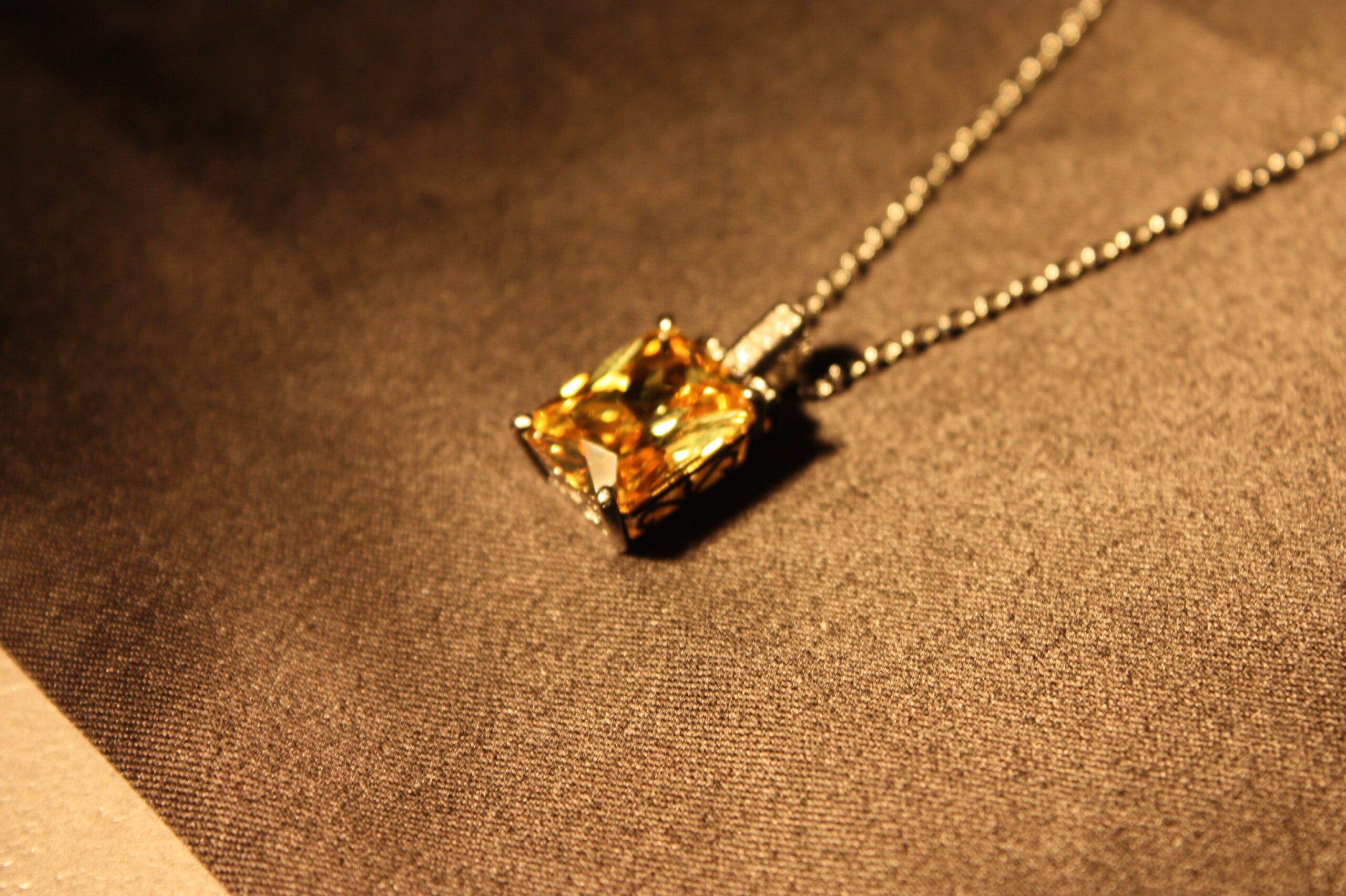 Chroma Dusk Set – Halsband & Ring i 925 Silver med Färgskiftande Prinsesslipad Sten - Bild 8