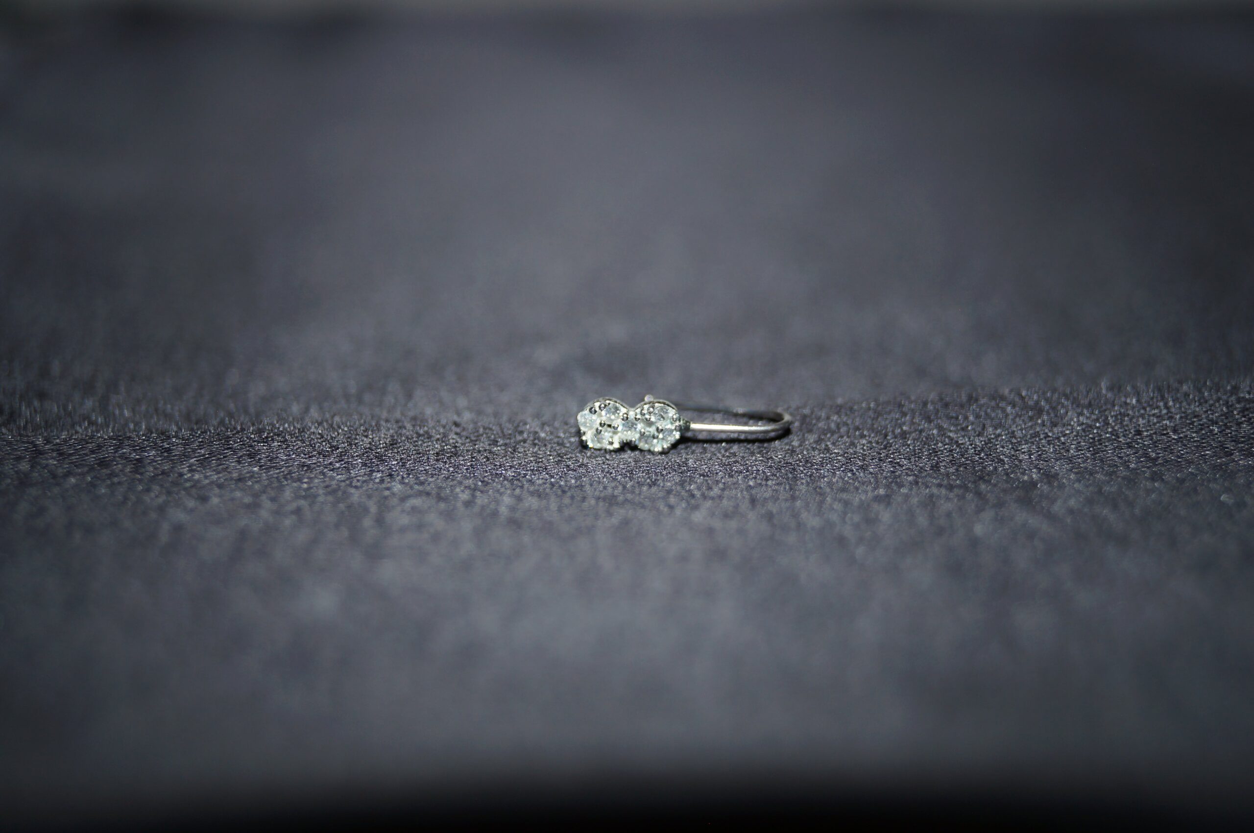 Twinkle Twin Silver Nose Ring - Elegant Näspiercing i 925 Silver med Två Klara Stenar - Bild 3