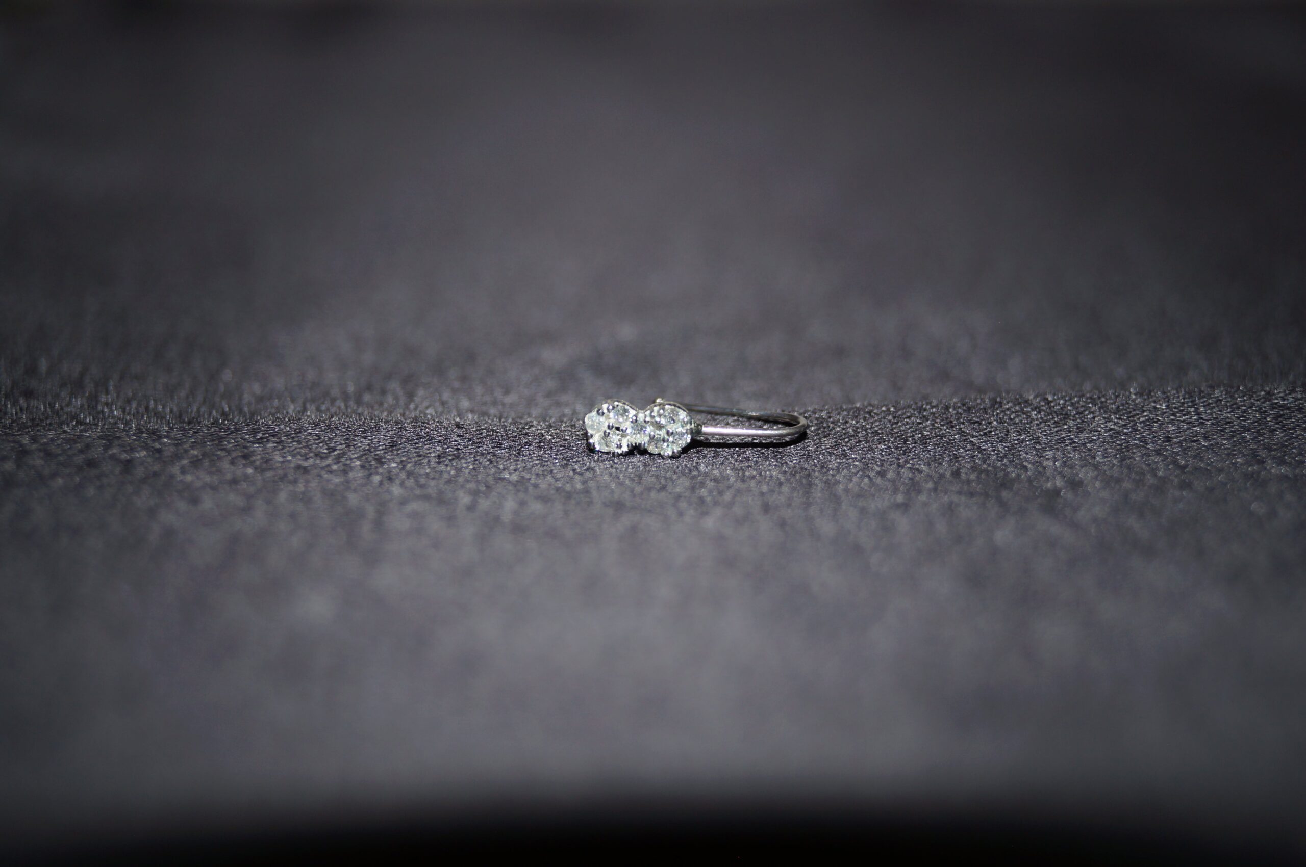 Twinkle Twin Silver Nose Ring - Elegant Näspiercing i 925 Silver med Två Klara Stenar - Bild 4