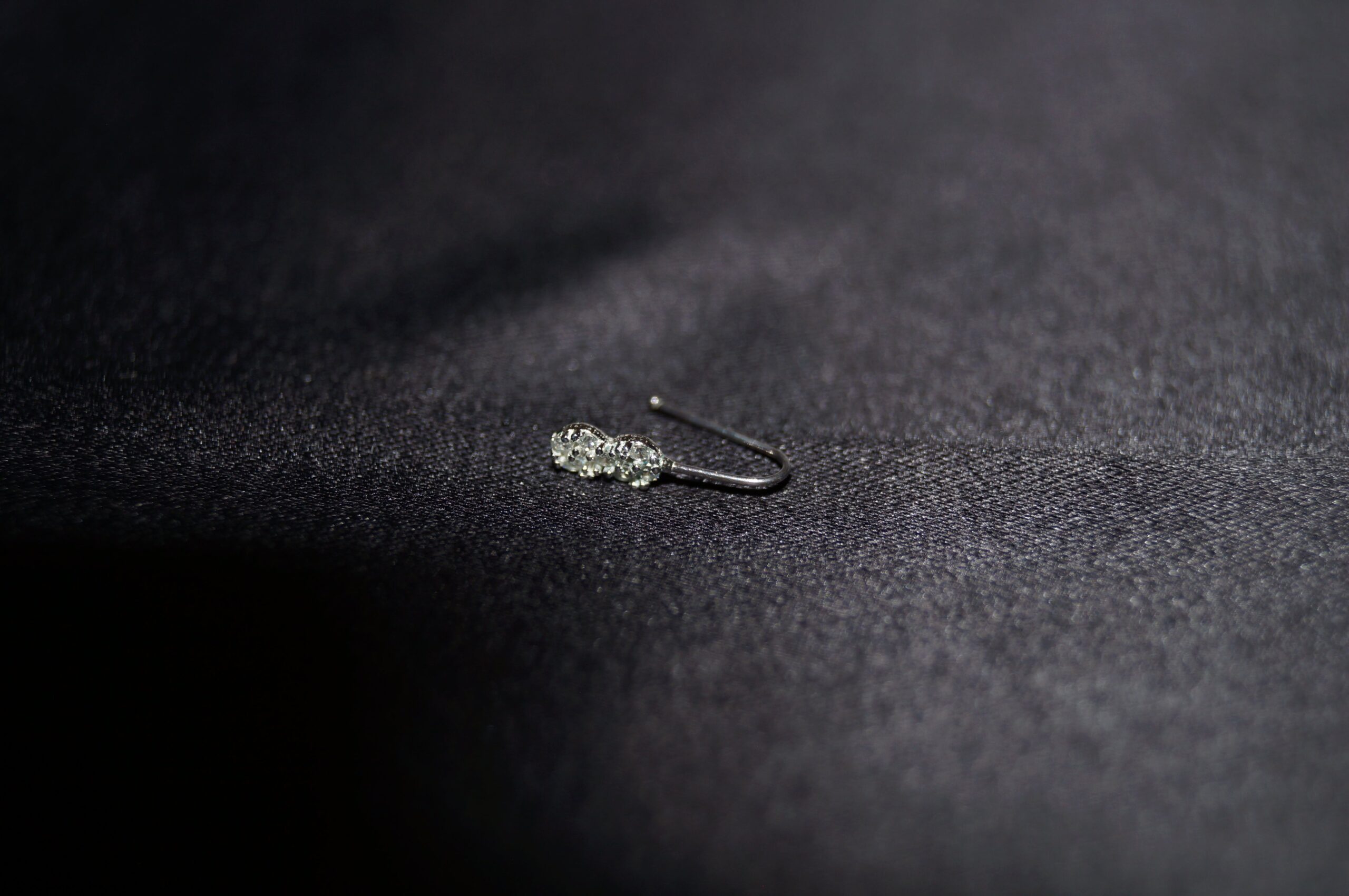 Twinkle Twin Silver Nose Ring - Elegant Näspiercing i 925 Silver med Två Klara Stenar - Bild 2