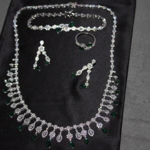 Lyxigt Smyckeset i Silver – Halsband, Armband, Örhängen & Ring med Gröna Glittrande Stenar