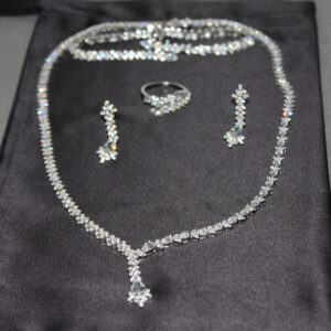 Lyxigt Smyckeset i Silver – Halsband, Armband, Örhängen & Ring med Klara Glittrande Stenar