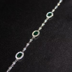 Emerald Grace – Lyxigt Armband i Äkta Silver med Gröna Naturliga Stenar