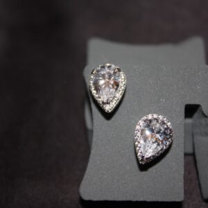 "Lacrima Luxe" – Droppformade Silverörhängen med Strålande Swarovski Zirconia