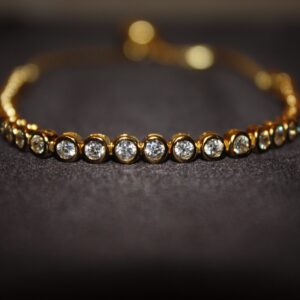 Aurelia Glow – Lyxigt Justerbart Armband i Guldpläterat 925 Silver med Klara Stenar