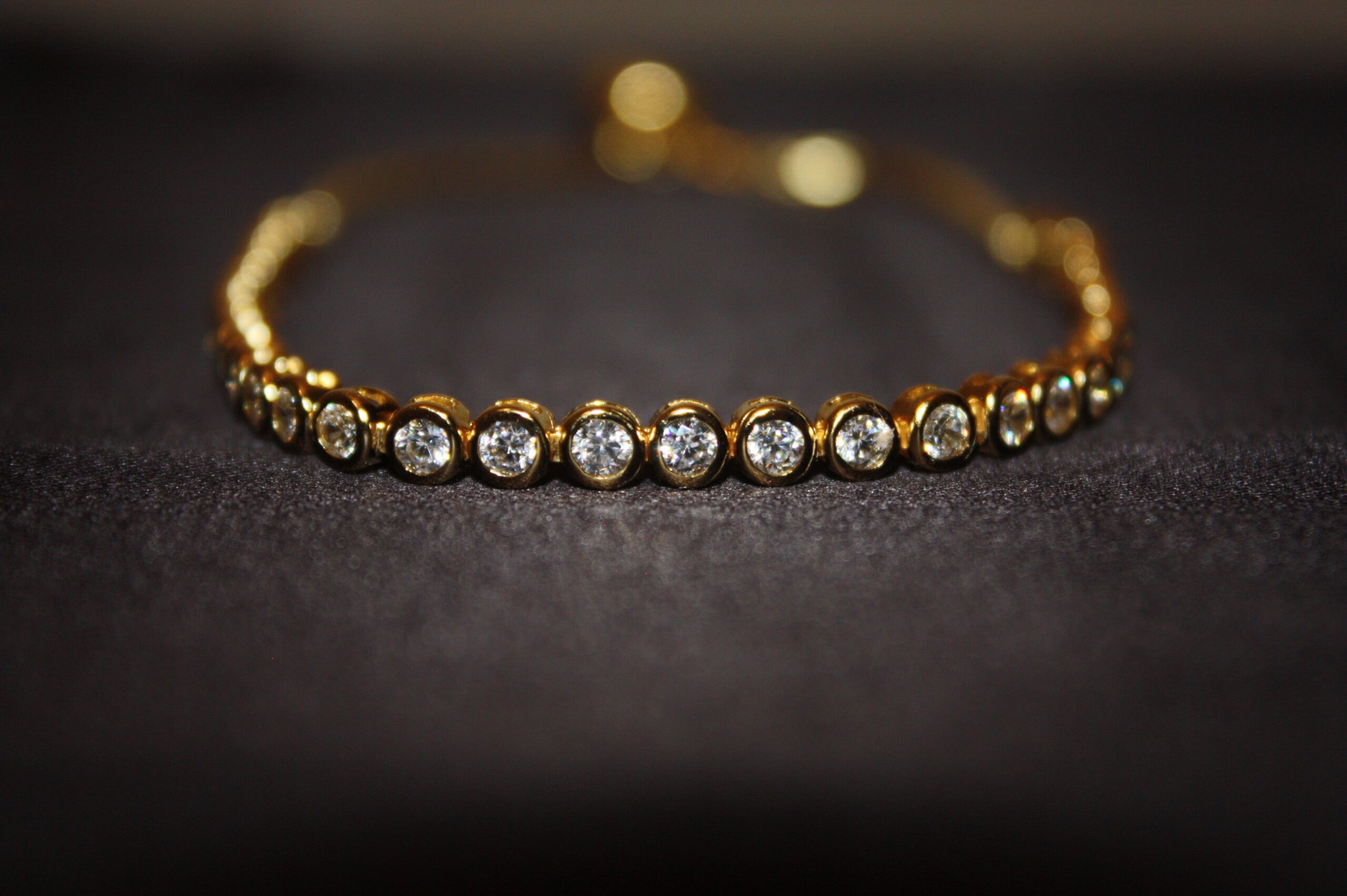 Aurelia Glow – Lyxigt Justerbart Armband i Guldpläterat 925 Silver med Klara Stenar