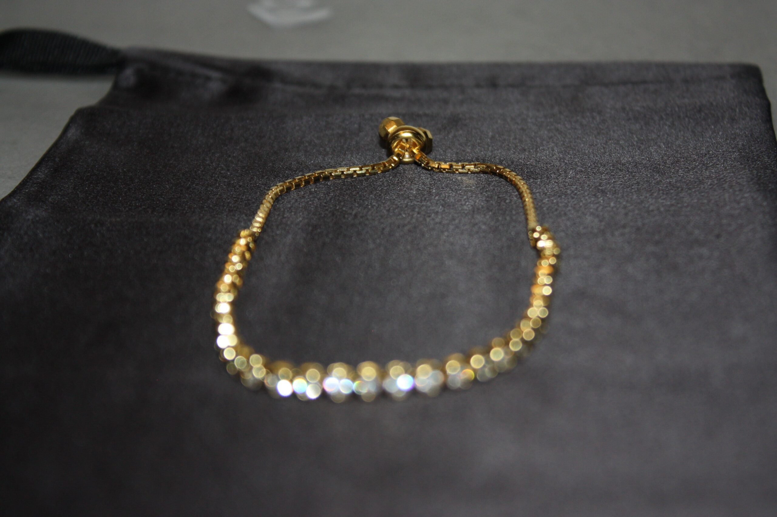 Aurelia Glow – Lyxigt Justerbart Armband i Guldpläterat 925 Silver med Klara Stenar - Bild 4