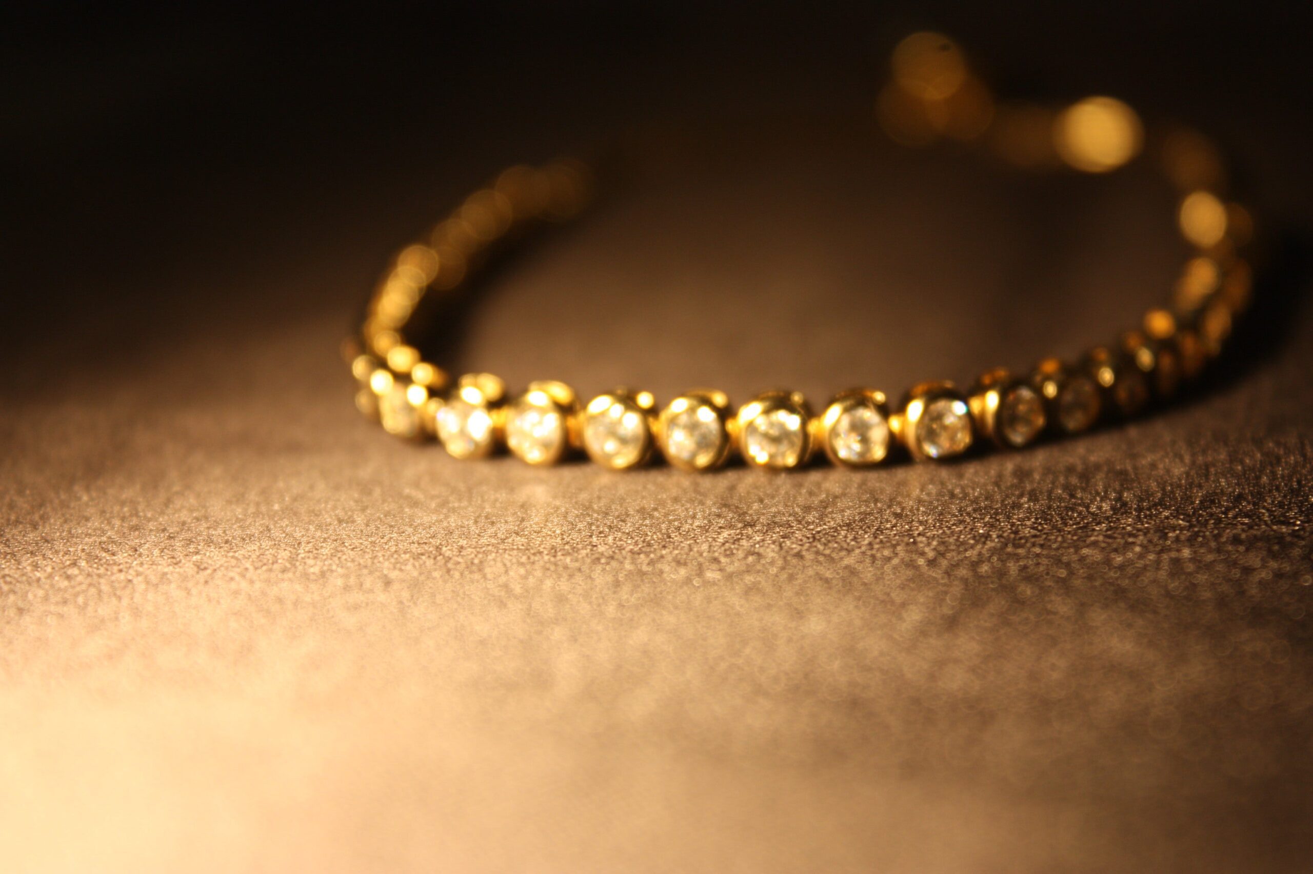 Aurelia Glow – Lyxigt Justerbart Armband i Guldpläterat 925 Silver med Klara Stenar - Bild 6