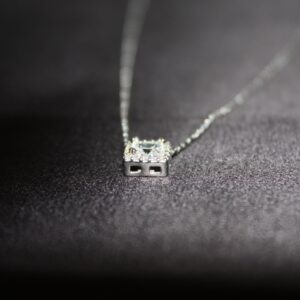 Royal Radiance - Halsband i Silver med Fyrkantig Prinsesslipad Sten